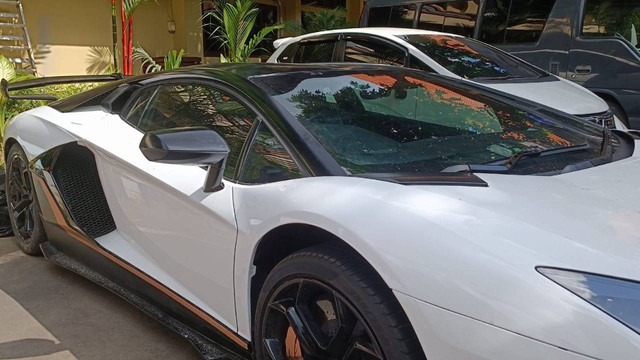Lamborghini Aventador yang menggunakan pelat palsu "DOMOGATSKY", diamankan Polda Bali, Senin (13/3/2023). Foto: Denita BR Matondang/kumparan