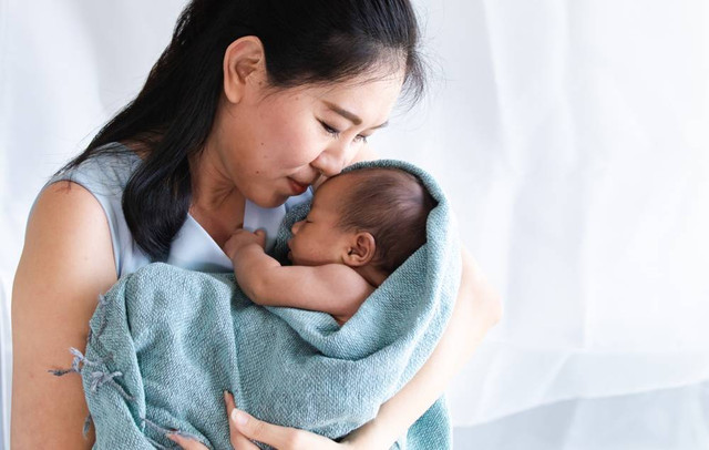 Ilustrasi ibu menjaga kulit bayi usia 6 bulan ke atas. Foto: Simplylove/Shutterstock