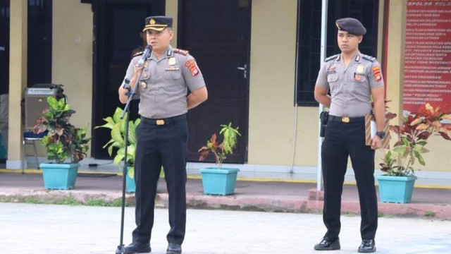 Kapolres Majene AKBP Toni Sugadri saat memimpin apel. Foto: Humas Polres Majene