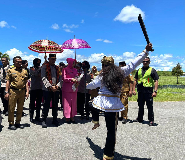 Tarian perang atau Cakalele sambut kedatangan Kapolda di Morotai. Foto: Samsul/cermat