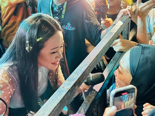 Yura Yunita turun dari panggung temui fans nya di Lampung, Minggu (12/3/2023) | Foto: Roza Hariqo / Lampung Geh