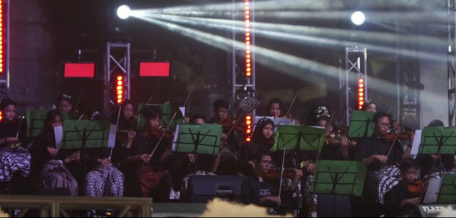 Anak-anak pemain biola yang tergabung dalam Komunitas Biola Jogja saat mengisi acara Jogja Violin Festival 2023 di Tebing Breksi. Foto: Widi RH Pradana