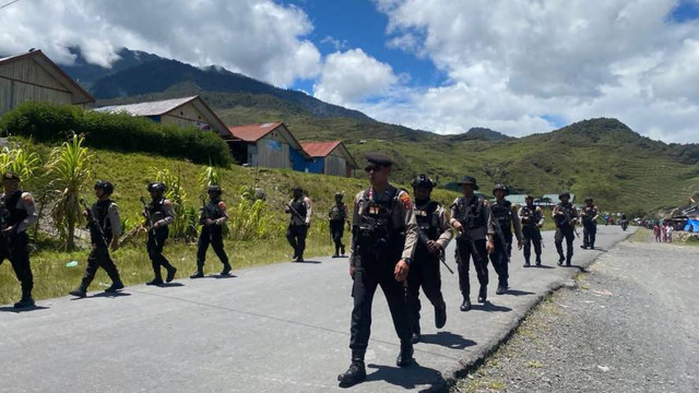 Ilustrasi Polri saat melaksanakan patroli di Papua Pegunungan. Foto: Polda Papua 