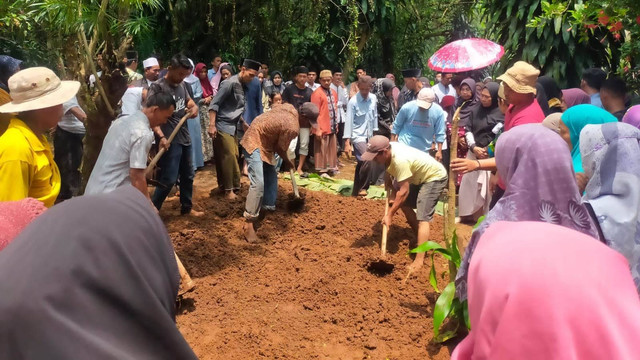 Suasana pemakaman Kades di Serang yang disutik cairan racun. Foto: Dok. Istimewa