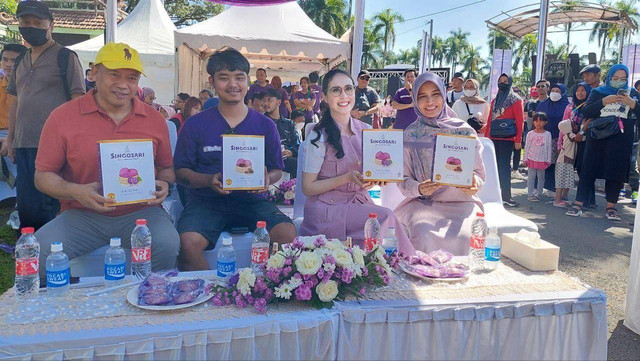Ketua Dewan Kerajinan Nasional Daerah (Dekranasda) Provinsi Jawa Timur (Jatim) Arumi Bachsin (kedua dari kanan) saat peluncuran Bolu Bakpao Telo jadi salah satu oleh-oleh di Malang. Foto: istimewa