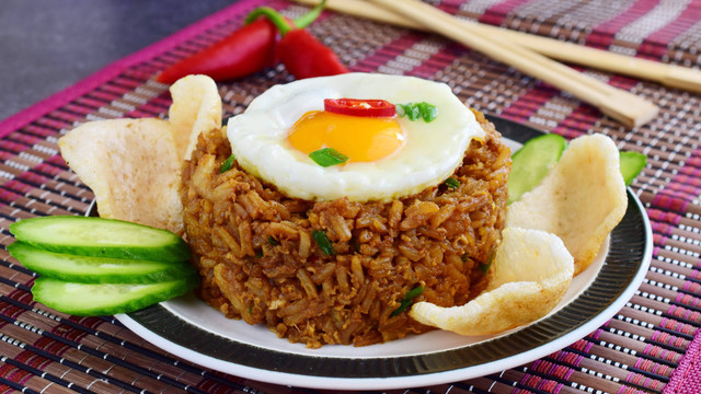 Ilustrasi nasi goreng khas Indonesia. Foto: Bvlena/Shutterstock