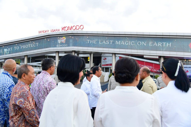 Presiden Jokowi dan Iriana Jokowi tiba di NTT usai menyelesaikan kegiatan di Bali. Foto: Muchlis Jr/Biro Pers Sekretariat Presiden