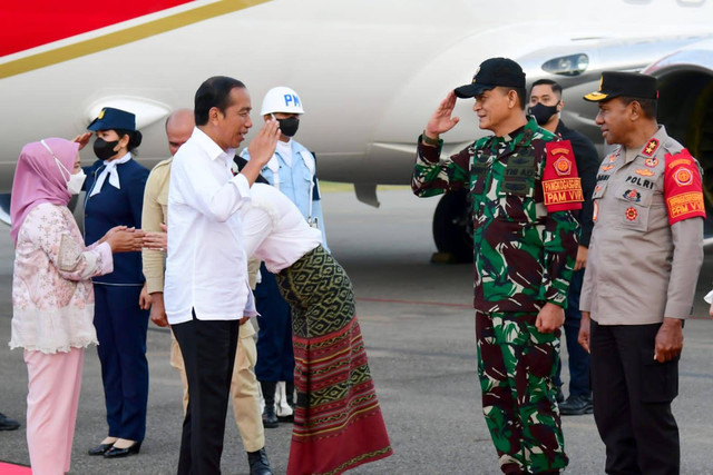 Presiden Jokowi dan Iriana Jokowi tiba di NTT usai menyelesaikan kegiatan di Bali. Foto: Muchlis Jr/Biro Pers Sekretariat Presiden
