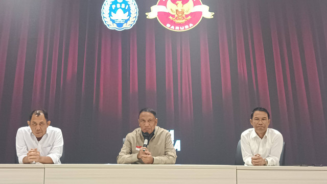 Exco PSSI, Juni Rachman; Waketum PSSI, Zainudin Amali; Sekjen PSSI, Yunus Nusi, memberikan keterangan terkait FIFA Matchday di GBK Arena, Jakarta, Senin (13/3/2023). Foto: Jodi Hermawan/kumparan