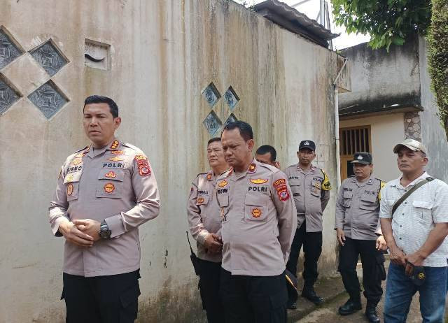 Kapolresta Bogor Kota kunjungi rumah duka pelajar SMA yang disayat pedang. Foto: Polresta Bogor