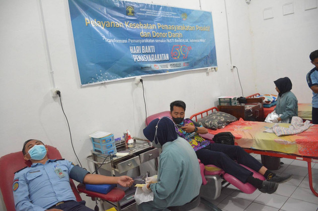 Petugas Lapas Terbuka Kendal donor darah peringatan HBP ke-59 - Foto Lapas Terbuka Kendal