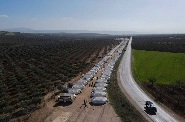 Foto udara lokasi kamp pengungsian korban gempa di tanah yang sebelumnya merupakan sekolah mengemudi, di kota Jandaris, Suriah. Foto: Khalil Ashawi/REUTERS
