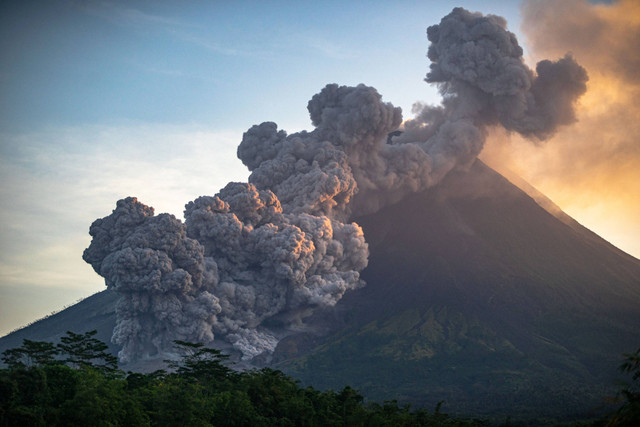 Luncuran awan panas Gunung Merapi terlihat dari Turi, Sleman, DI Yogyakarta, Selasa (14/3/2023).  Foto: Andreas Fitri Atmoko/ANTARA FOTO