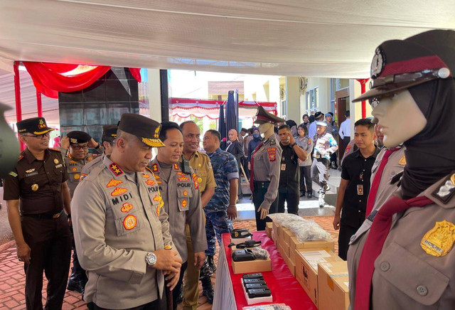 Kalolda Maluku Utara saat mengecek kelangkapan alat Satpamobvit. Foto: Samsul/cermat