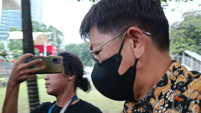 Pegawai Ditjen Pajak Wahono Saputro tiba di gedung merah putih KPK, Selasa (14/3).  Foto: Hedi/kumparan