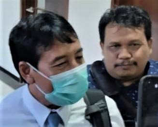Rektor Universitas Udayana (Unud), Bali,  Prof I Nyoman Gede Antara bersama pengacaranya Agus Sujoko usai menjalani pemeriksaan di Kejati Bali, Senin (13/3/2023) - IST