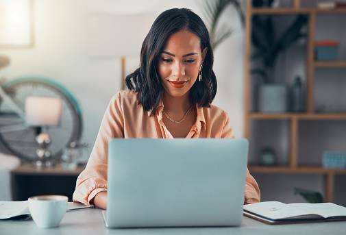 Ilustrasi menyusun berkas presentasi menggunakan PowerPoint. Foto: Unsplash.com