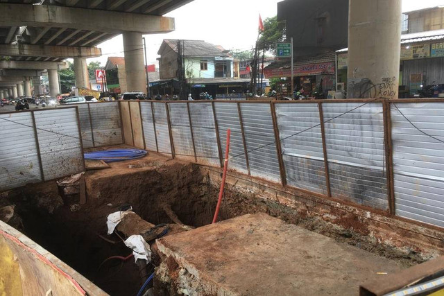 Galian proyek listrik di Jalan Margasatwa, Jakarta, Selasa (14/3/2023).  Foto: Reza Aditya Ramadhan/kumparan
