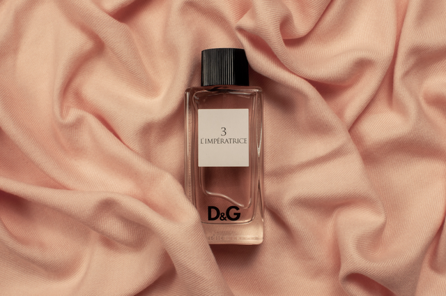 Ilustrasi Rekomendasi Parfum Wanita Isi Ulang yang Bertahan Lama. Foto: Unsplash/Maxim Lozyanko