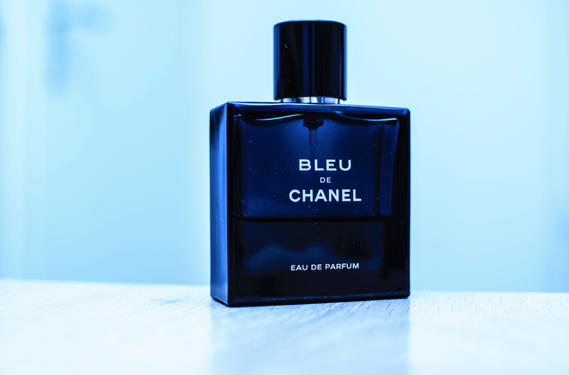 Ilustrasi Rekomendasi Parfum Pria Isi Ulang dengan Wangi yang Tahan Lama. Foto: Unsplash/Jeroen den Otter