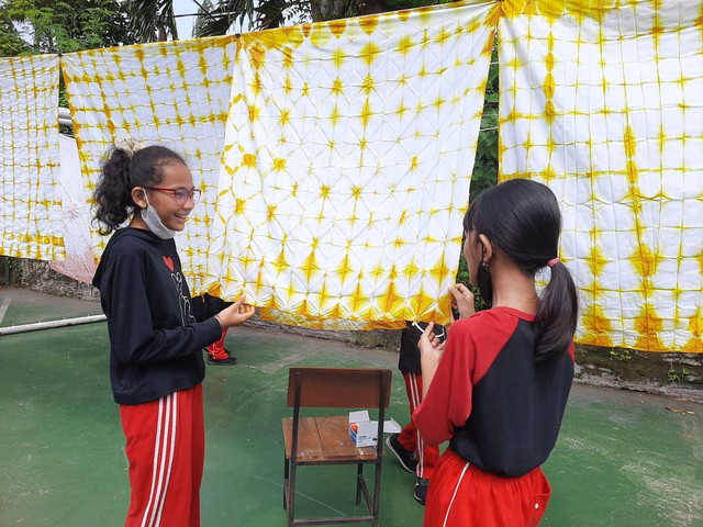 Ruth Citra (kiri) saat menjemur batik buatannya. Foto-foto: Amanah Nur Asiah/Basra