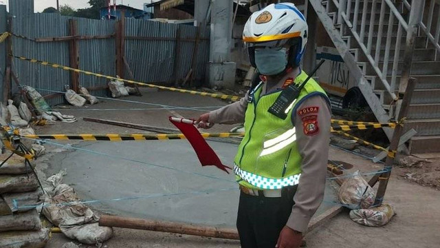 Jalan amblas di Daan Mogot, Jakbar, sudah ditambal, Selasa (14/3). Foto: Instagram/@tmcpoldametro