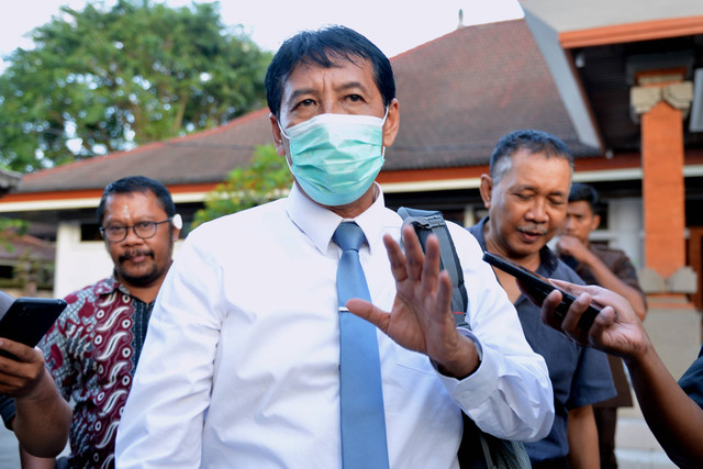 Rektor Universitas Udayana Bali I Nyoman Gde Antara (tengah) berjalan meninggalkan ruangan usai diperiksa di Kantor Kejaksaan Tinggi (Kejati) Bali, Denpasar, Bali, Senin (13/3/2023).  Foto: Fikri Yusuf/ANTARA FOTO