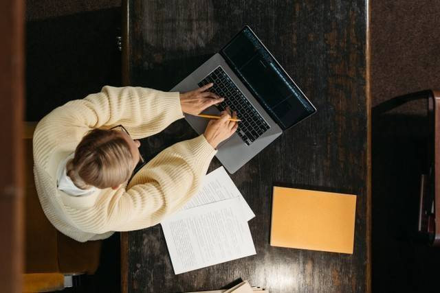  Cara Mengembalikan Layar Laptop yang Hitam. Foto: Pexels. 