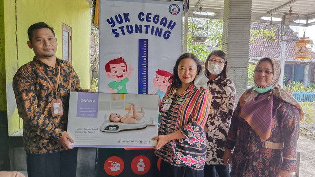 Penyerahan Bantuan Program Cegah Stunting di Desa Kebonbatur, Kab. Demak (Dok : YBM BRILiaN)