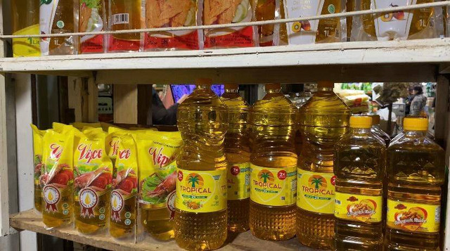 Pasokan minyak goreng di pasar tradisional Pasar Minggu, Selasa (14/3/2023). Foto: Nabil Jahja/kumparan