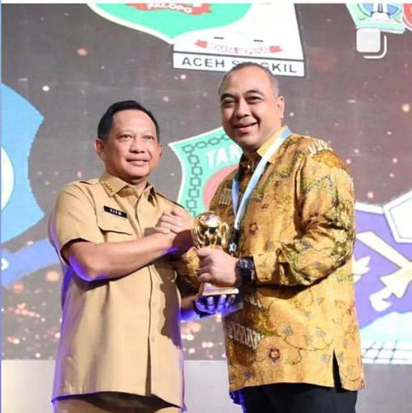 Menteri Dalam Negeri Tito Karnavian saat memberikan penghargaan Universal Health Coverage (UHC) kepada Bupati Tangerang Ahmed Zaki Iskandar di Balai Sudirman, Jakarta Selatan, Selasa (14/03/23). Foto: Dok. Istimewa