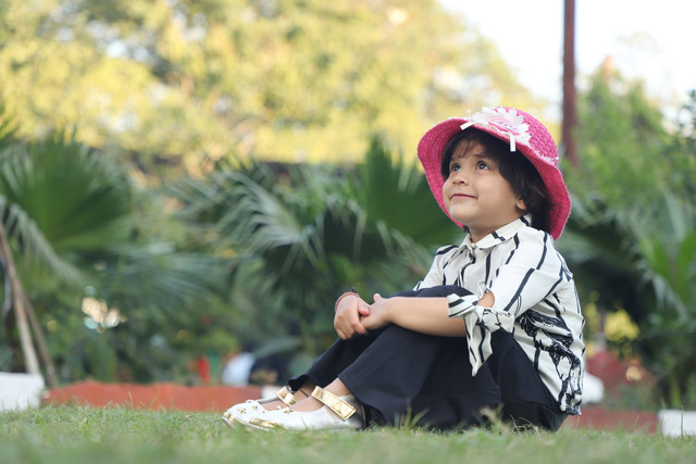 Ilustrasi seorang anak memakai produk rekomendasi sandal anak perempuan. Foto: Pexels.com