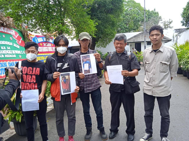 Jaringan Anti Korupsi (JAK) membawa surat yang akan diberikan pada Raja Keraton Yogyakarta, Sultan HB X soal gelar abdi dalem Haryadi Suyuti yang jadi tersangka kasus suap. Foto: erfanto/Tugu Jogja