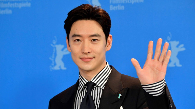 Aktor Lee Je-hoon di festival film Berlinale ke-70 di Berlin pada 22 Februari 2020. Foto: Tobias Schwarz/AFP