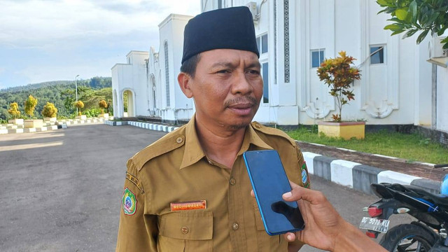 Asisten Perekonomian dan Pembangunan Sekretariat Daerah Kepulauan Sula, Abdi Umagapi. Foto: La Ode Hizrat Kasim/cermat