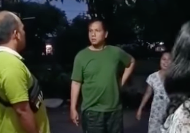 Tangkapan layar pertikaian antara Sihombing (tengah) dengan Rivo (kiri).