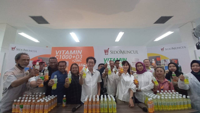 Peluncuran minuman Sido Muncul Vitamin C100O + D3 dan Zinc dalam bentuk botol. Foto: kumparan