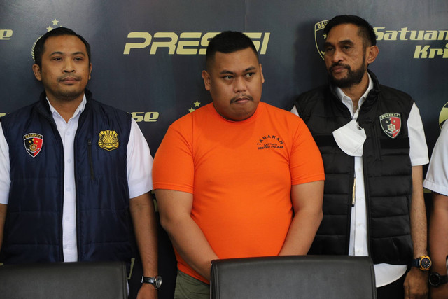 Konferensi pers selebgram Ajudan Pribadi di Polres Metro Jakarta Barat yang tersandung kasus dugaan penipuan dan penggelapan, Rabu (15/3/2023). Foto: Jamal Ramadhan/kumparan
