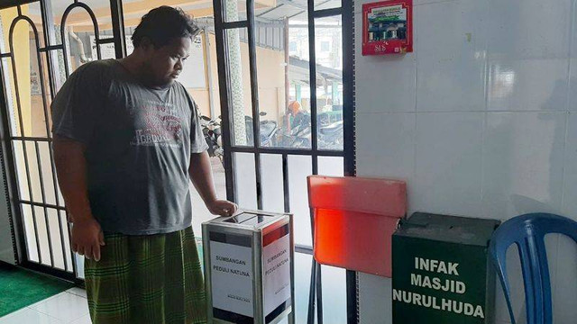 Pengurus majid memperlihatkan kotak amal berisikan uang jadi sasaran aksi pencurian. Foto: Ismail/kepripedia.com