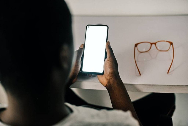 Ilustrasi cara mengatasi layar HP OPPO bergerak sendiri. Foto: Unsplash.com