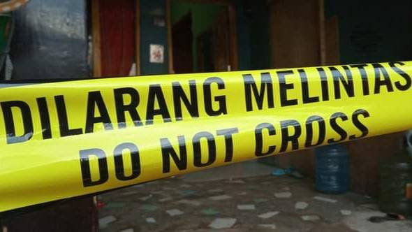 Polisi memasang police line di lokasi kejadian. Foto: Istimewa