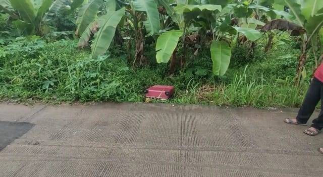 Koper berwarna merah berisi mayat pria dimutilasi gegerkan warga Kampung Baru, Desa Singabangsa, Kecamatan Tenjo, Kabupaten Bogor, Rabu 15 Maret 2023. Foto: Dok. Istimewa