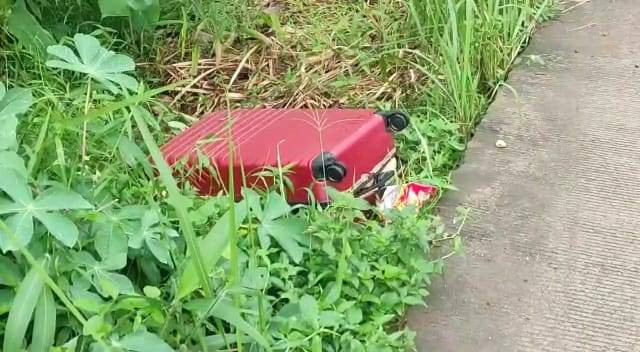 Koper berwarna merah berisi mayat pria dimutilasi gegerkan warga Kampung Baru, Desa Singabangsa, Kecamatan Tenjo, Kabupaten Bogor, Rabu 15 Maret 2023. Foto: Dok. Istimewa