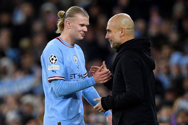 Erling Haaland dan Pep Guardiola di laga Manchester City vs RB Leipzig di leg kedua babak 16 besar Liga Champions 2022/23 di Etihad Stadium, Manchester, Rabu (15/3/2023) dini hari WIB. Foto: Oli SCARFF / AFP