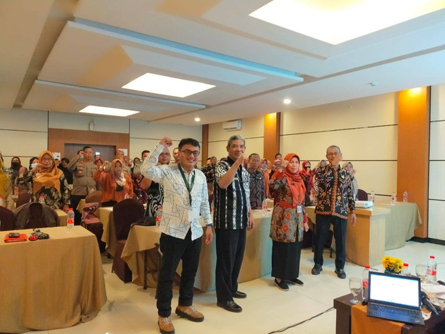 Seluruh pemangku kepentingan mulai dari organisasi perangkat daerah (OPD), TNI dan POLRI, Camat, Kepala Puskesmas, Fatayat, Muslimat, Aisyiyah, lembaga sosial masyarakat seperti YKKS, Yayasan SIMPUL Indonesia, dunia usaha serta perbankan menghadiri acara sosialisasi Peraturan Bupati Nomor 92 tahun 2022 tentang strategi komunikasi perubahan perilaku dalam percepatan penurunan stunting di Kabupaten Brebes, Selasa, (14/3).