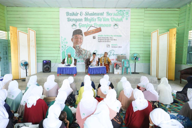 Tuan Guru Sahabat Ganjar (TGSG) saat menggelar zikir dan selawat bersama majelis taklim di Desa Malombu, Kecamatan Angkola Sangkunur, Kabupaten Tapanuli Selatan, Rabu (15/3/2023). Foto: Dok. Istimewa