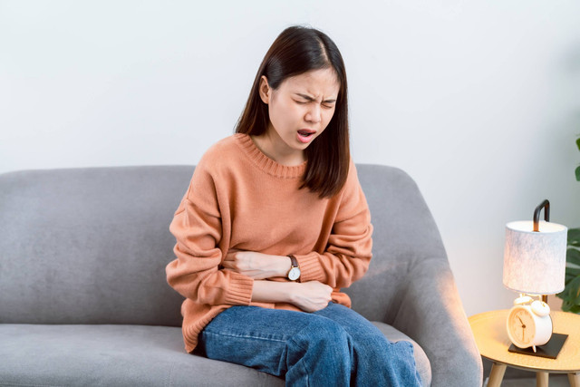 Ilustrasi sakit perut menstruasi. Foto: sitthiphong/Shutterstock