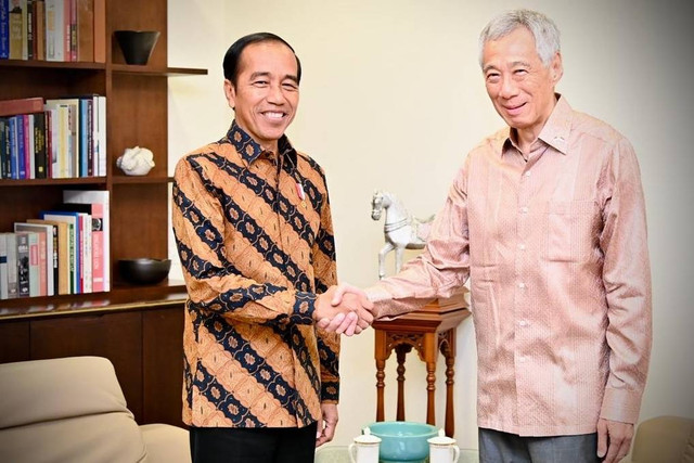 Presiden Jokowi dan Perdana Menteri Singapura Lee Hsien Loong menuju ke Kantor Perdana Menteri untuk melakukan pertemuan informal pada Kamis (16/3/2023). Foto: Laily Rachev/Biro Pers Sekretariat Presiden