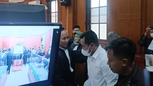 Kasat Samapta Polres Malang AKP Bambang Sidiq Ahmadi divonis bebas oleh Majelis Hakim Pengadilan Negeri (PN) Surabaya dalam kasus tragedi Kanjuruhan, Kamis (16/3/2023). Foto: Farusma Okta Verdian/kumparan