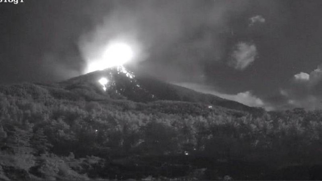 Guguran lava pada Kamis (9/3/2023) pukul 20:56:04 tampak dari kamera CCTV Bebali yang mengarah ke Kali Batuawang dan Kali Kahetang. Foto: Pos PGA Karangetang 